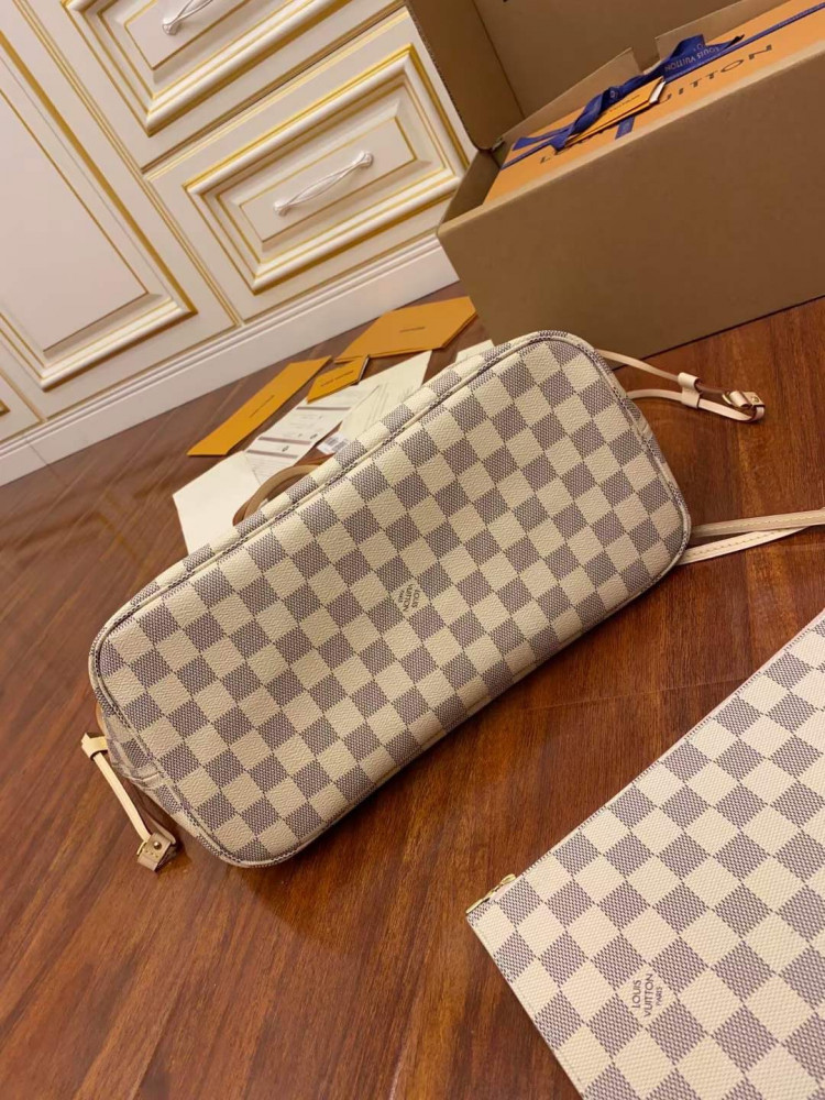 لوي فيتون. المقاس العرض 31cm الارتفاع28cm العمق14cm