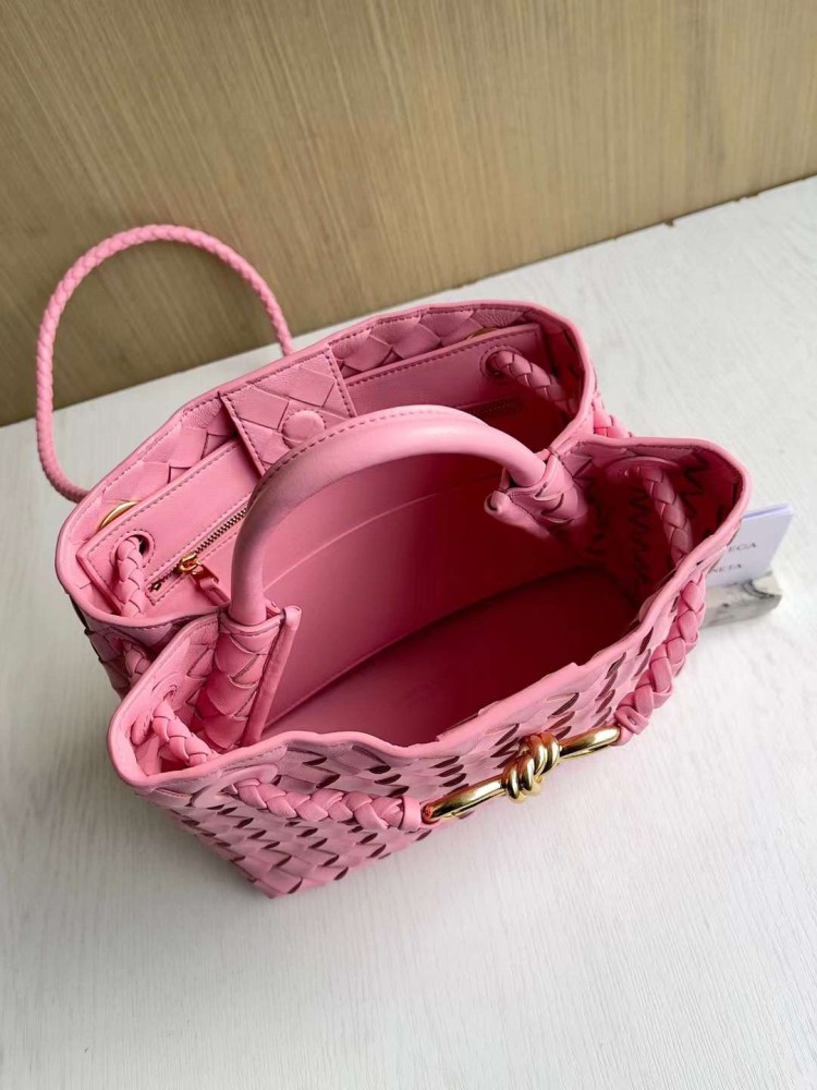 بوتيقا  المقاس العرض 25cm الارتفاع 20cm. العمق11cm