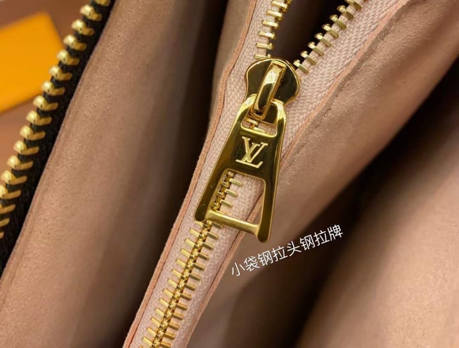 لوي فيتون. المقاس العرض 26cm الارتفاع 20 العمق12cm