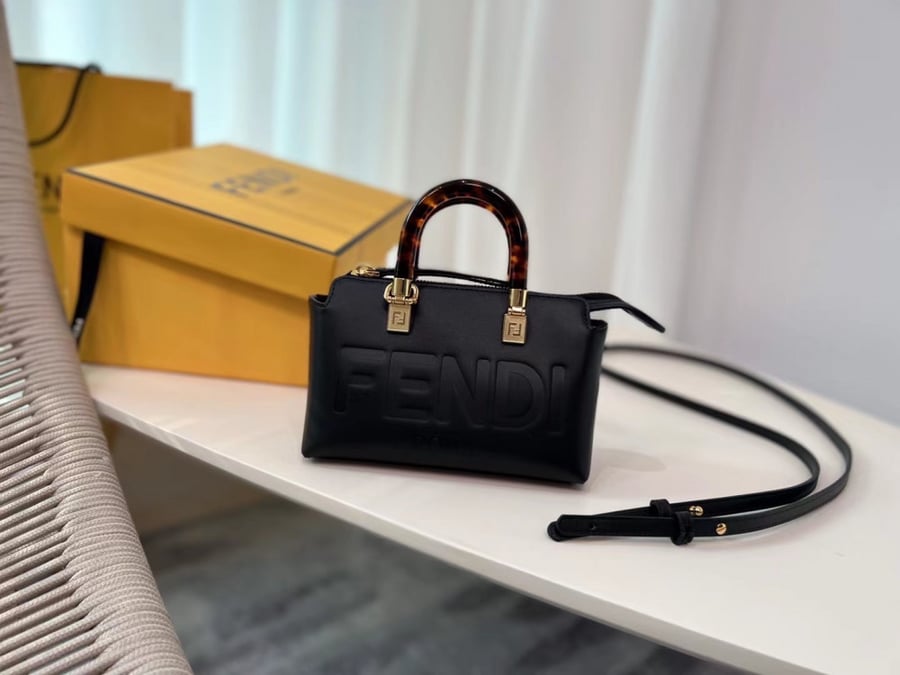 فندي المقاس العرض19cmالارتفاع 18cm العمق 8cm