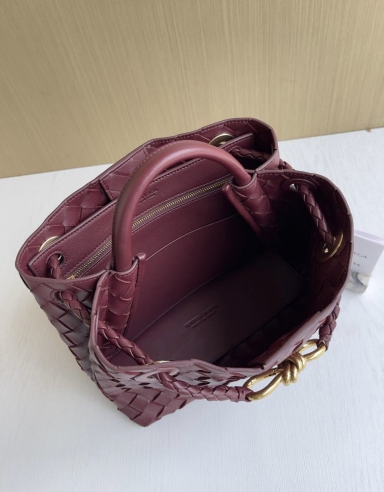 بوتيقا  المقاس العرض 25cm الارتفاع 20cm. العمق11cm