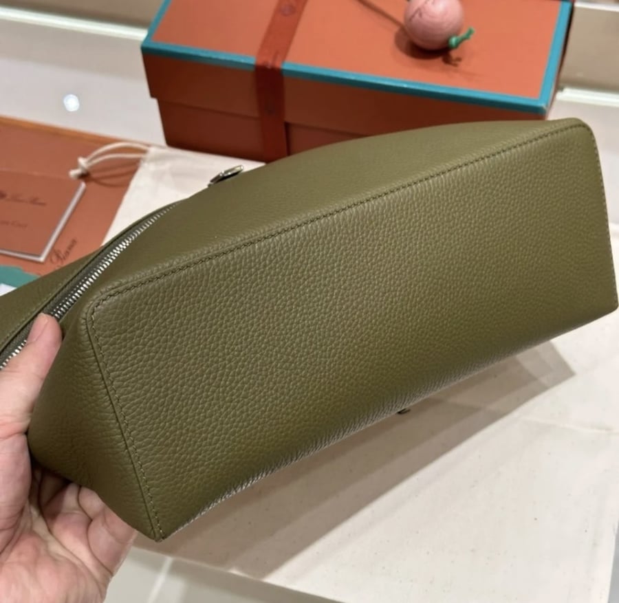 لوروبيانا المقاس العرض  27cm الارتفاع 16cm العمق 6cm