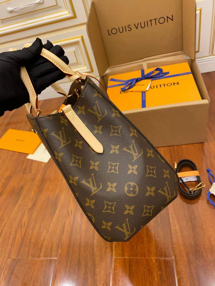 لوي فيتون.  المقاس  العرض 33cm الارتفاع23cm العمق15cm