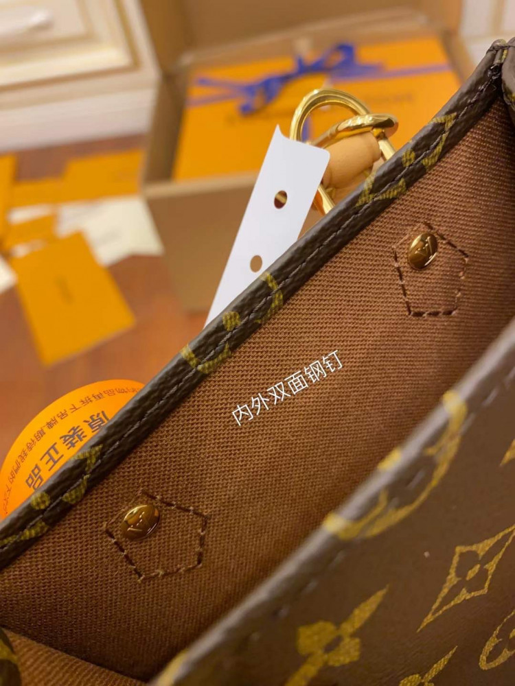 لوي فيتون.  المقاس العرض 14cm الارتفاع 17cm العمق 5cm