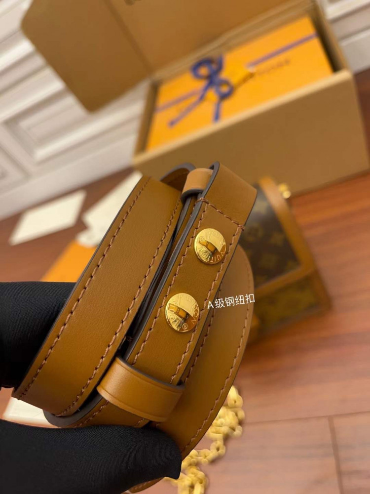 لوي فيتون. المقاس. العرض 25cm.  الارتفاع 17cm. العمق10.5cm