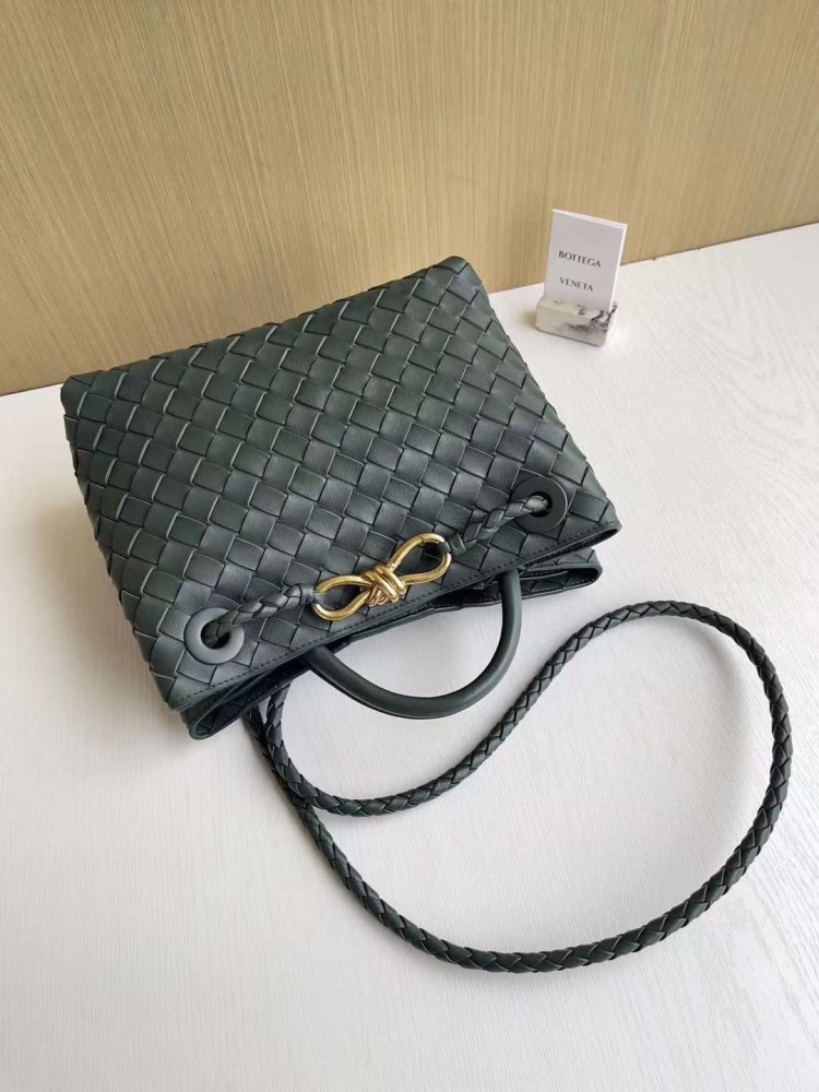 بوتيقا  المقاس العرض 25cm الارتفاع 20cm. العمق11cm