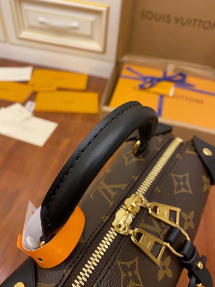 لوي فيتون. المقاس العرض20cm الارتفاع 14cm العمق 7.5