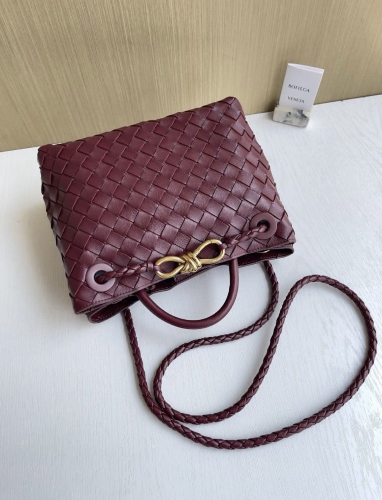 بوتيقا  المقاس العرض 25cm الارتفاع 20cm. العمق11cm