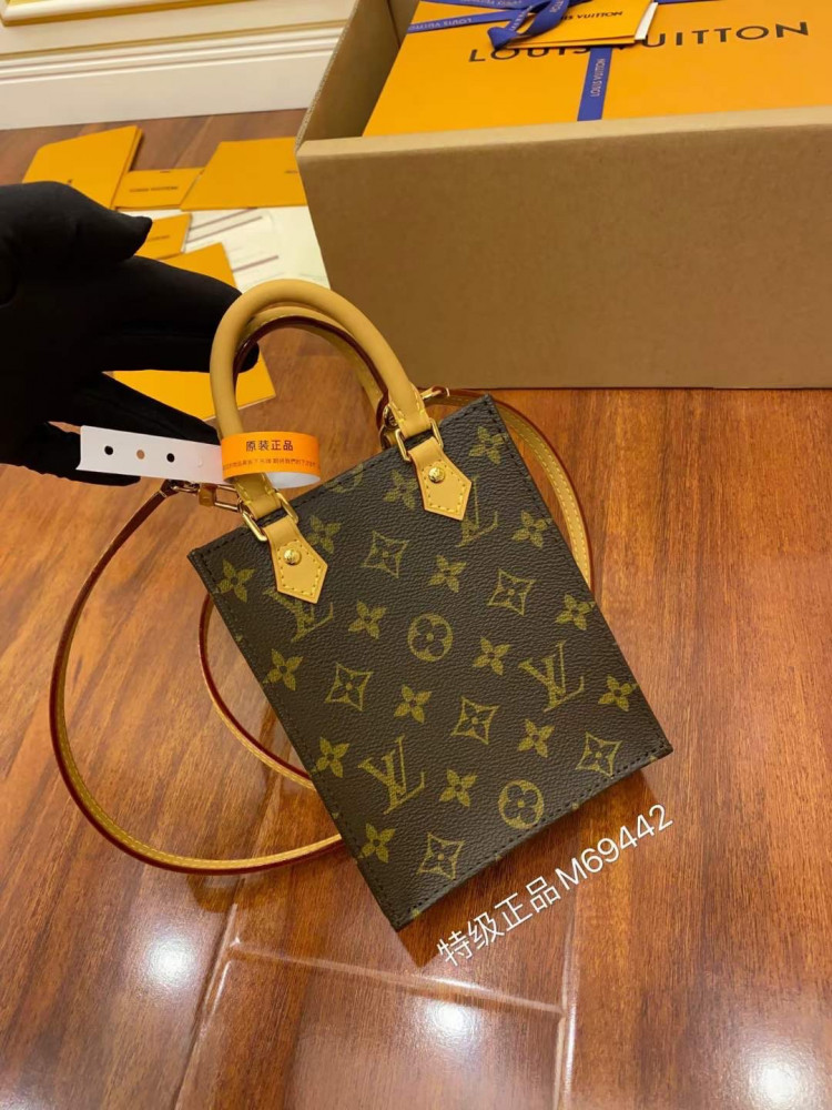 لوي فيتون.  المقاس العرض 14cm الارتفاع 17cm العمق 5cm