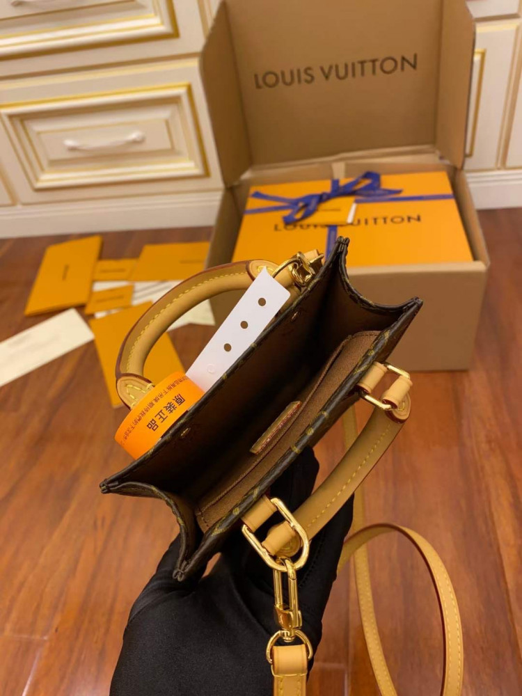 لوي فيتون.  المقاس العرض 14cm الارتفاع 17cm العمق 5cm
