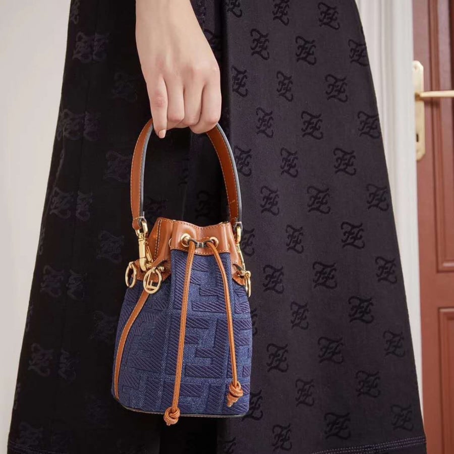 فندي. المقاس العرض12cm.   الارتفاع 18cm. العمق 10cm