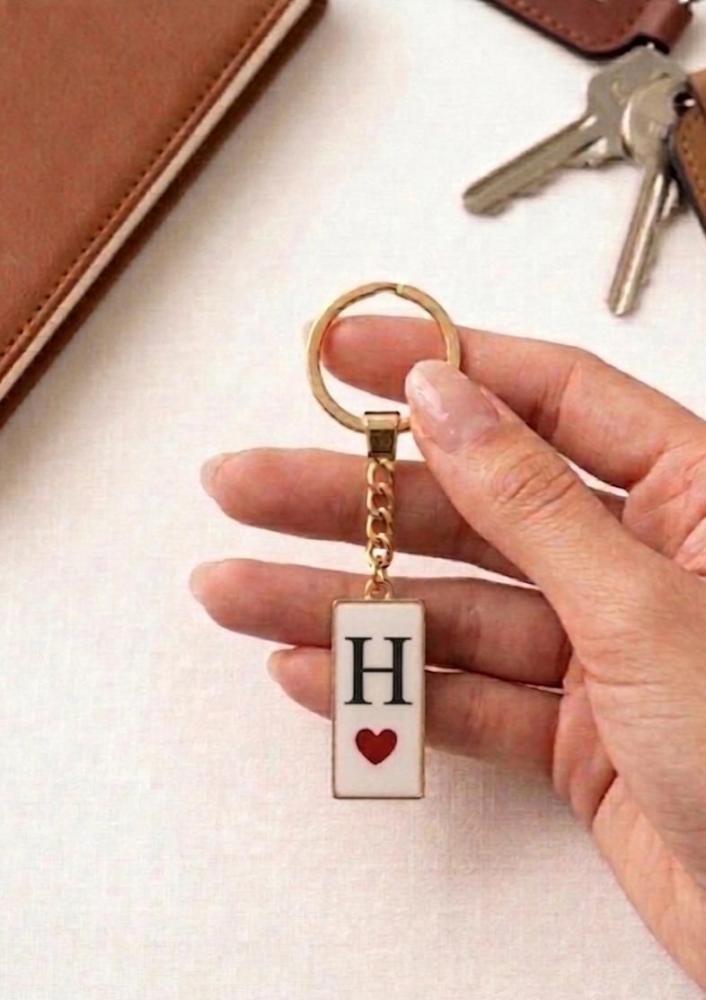 Elegant keychain with the letter H design