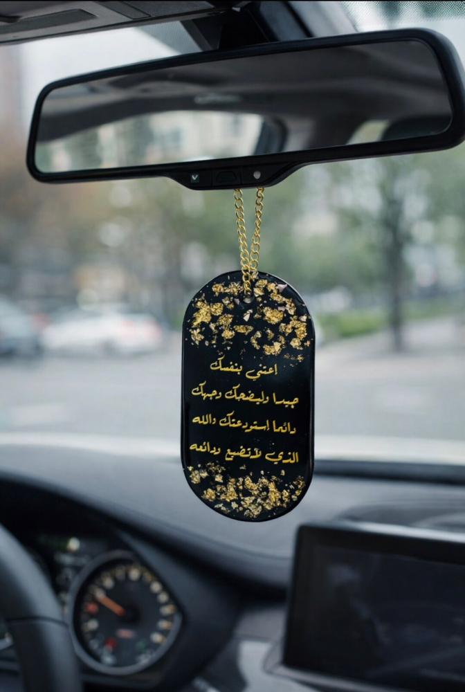Face decoration pendant with one side phrase in black embroidered with gold leaf from luxurious resin