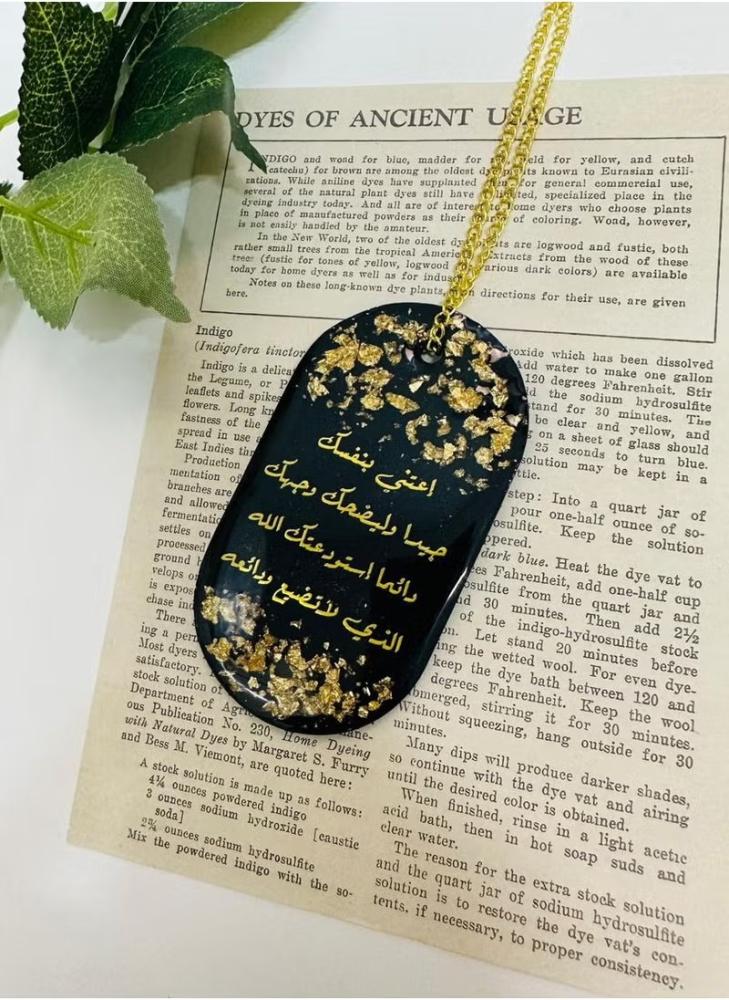 Face decoration pendant with one side phrase in black embroidered with gold leaf from luxurious resin