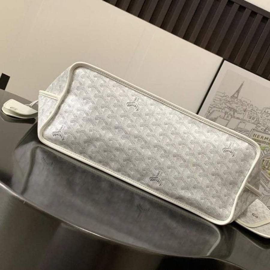 Goyard L