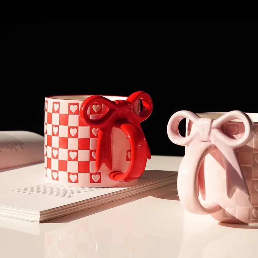 كوب سيراميك قلب بقوس بمقبض تصميم مميز
