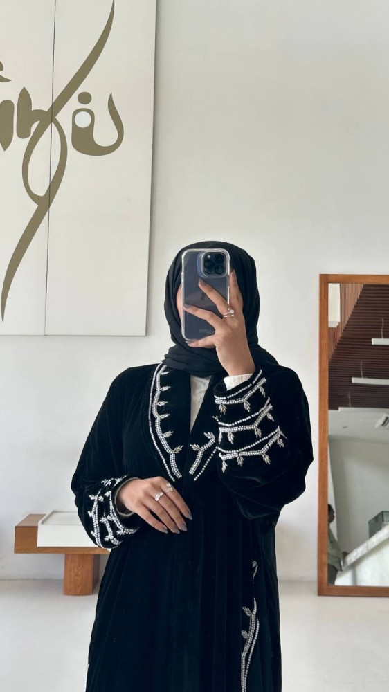 عباية مخمل باضافه شك ابيض وكسرات جانبيه
