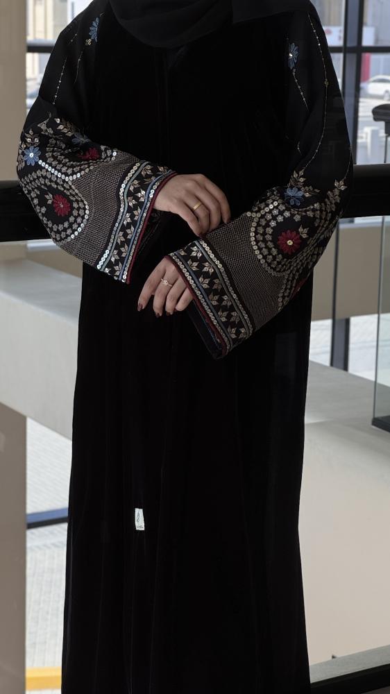 عباية مخمل بإضافه شك وتطريز بالاكمام