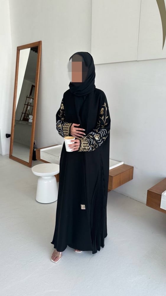 عباية كريب باضافه شك ذهبي وابيض فخم
