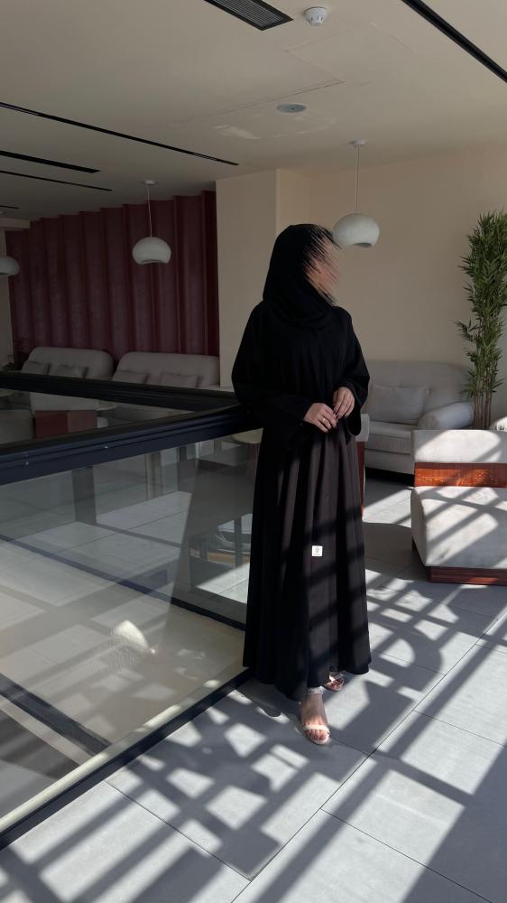 عباية قماش كريب كلوووش وكسرات وازرار بالخلف