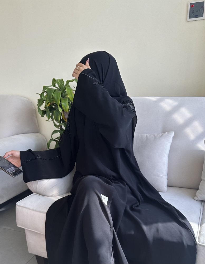 عباية كريب ملكي بشك اسود ع الاكمام