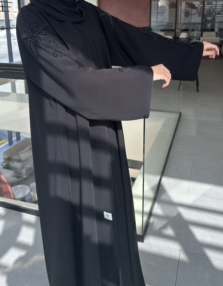 عباية كريب ملكي بشك اسود ع الاكمام