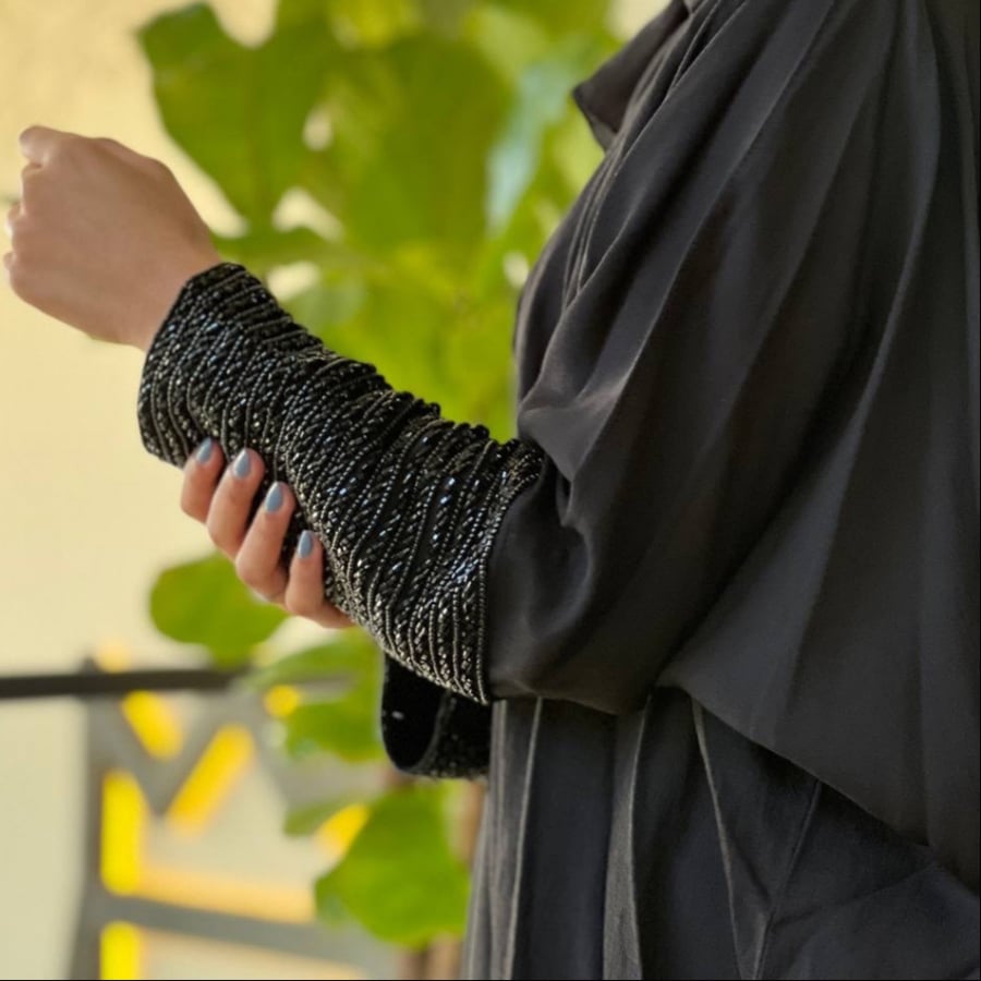 عبايه بقماش لينن شك يدوي اسود بالاكمام