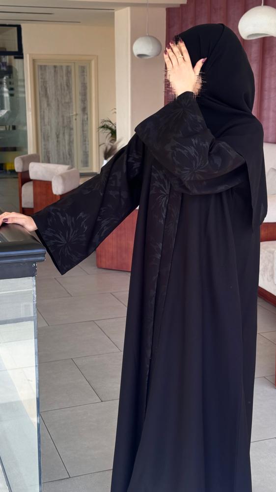 عباية بقماش كريب بأكمام تفته