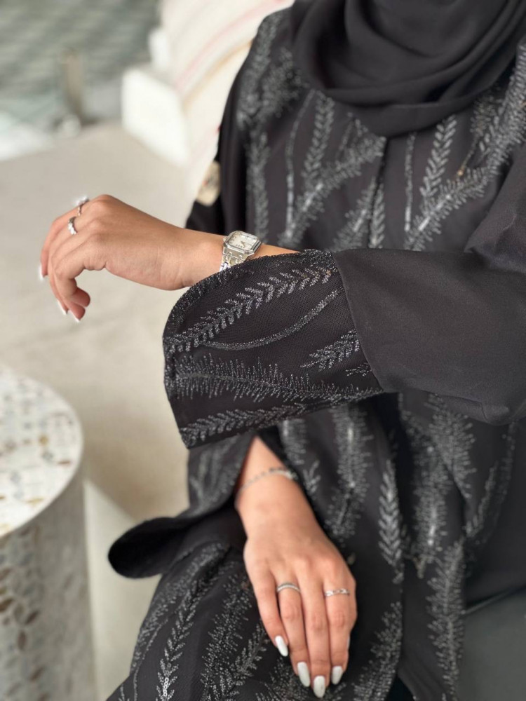 عباية كريب واقف مع دانتيل مطرز فخم