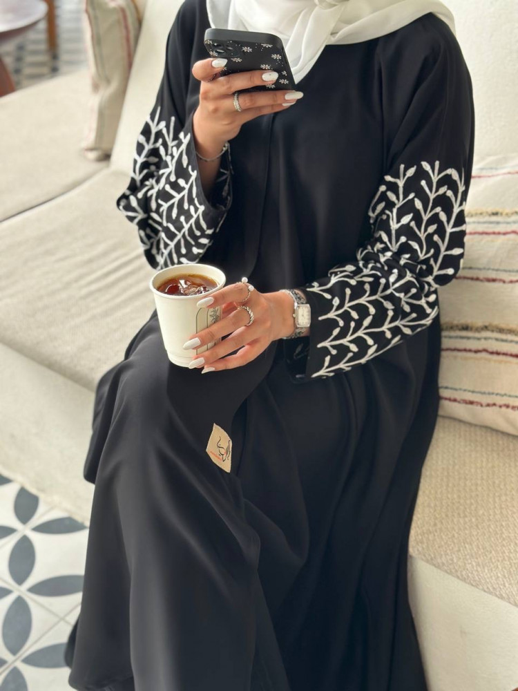 عباية كلووش قماش انترنت مع تطريز بالاكمام مع اختيار اللون