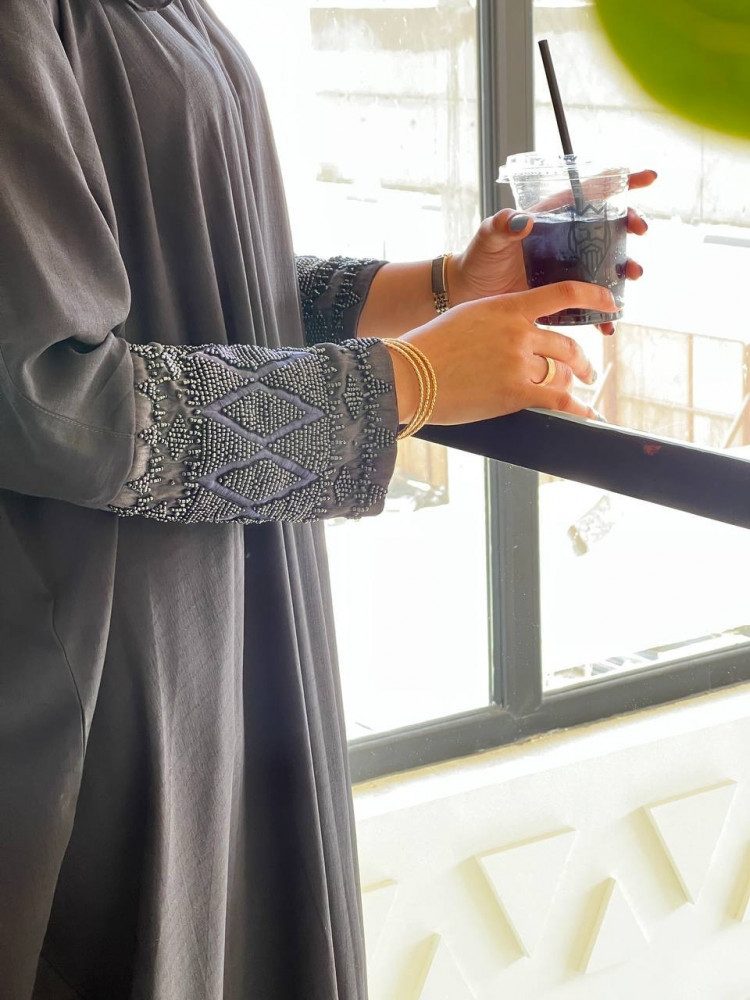 عباية لينن اسود بشك يدوي في الاكمام اسود وكحلي