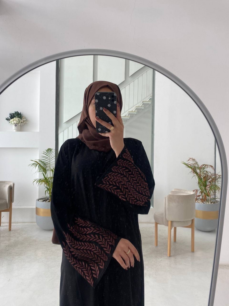 عباية كريب ملكي بتطريز بني مع كتابة ملاحظه بتغيير لون التطريز