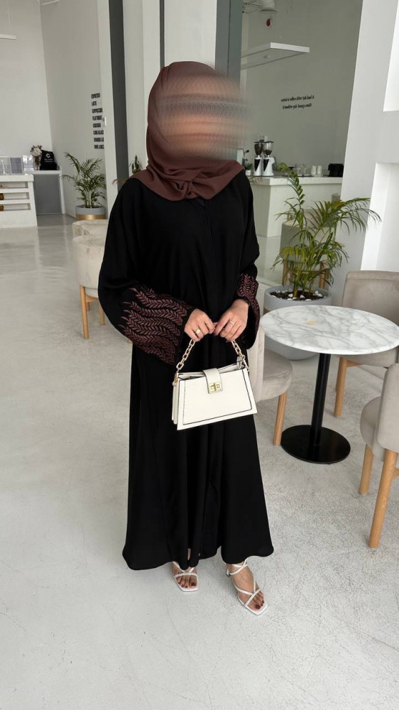 عباية كريب ملكي بتطريز بني مع كتابة ملاحظه بتغيير لون التطريز