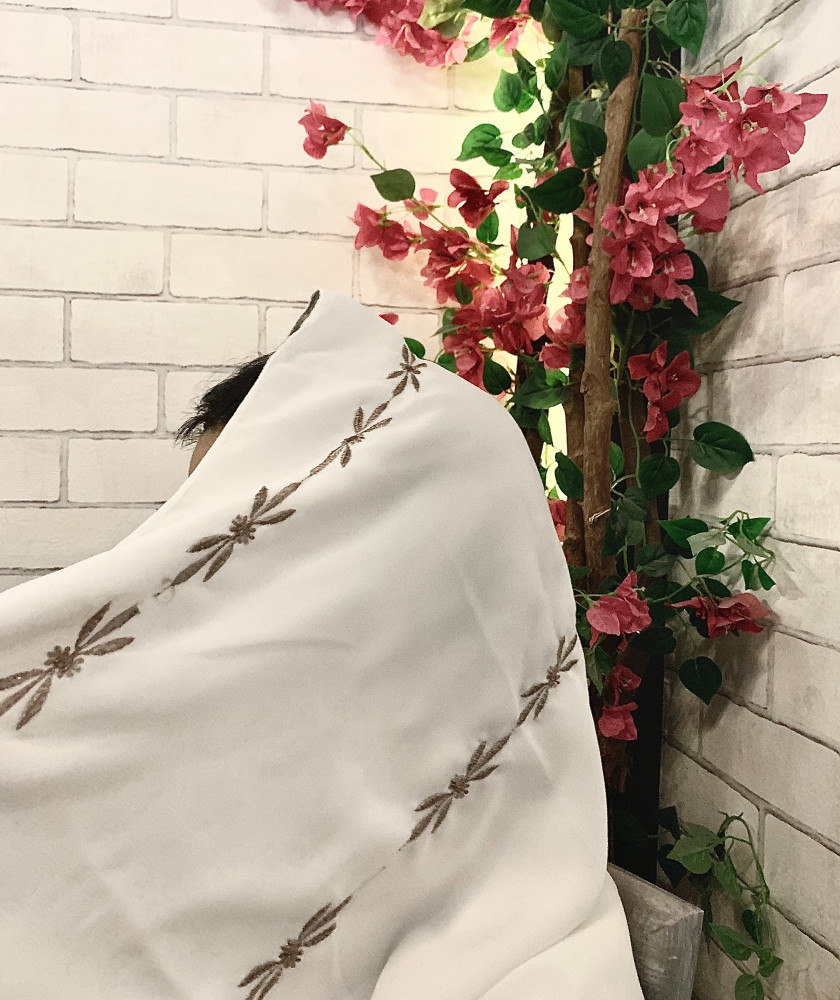 طرحة بيضاء تطريز نحاسي ( كراميل ) مبطنه