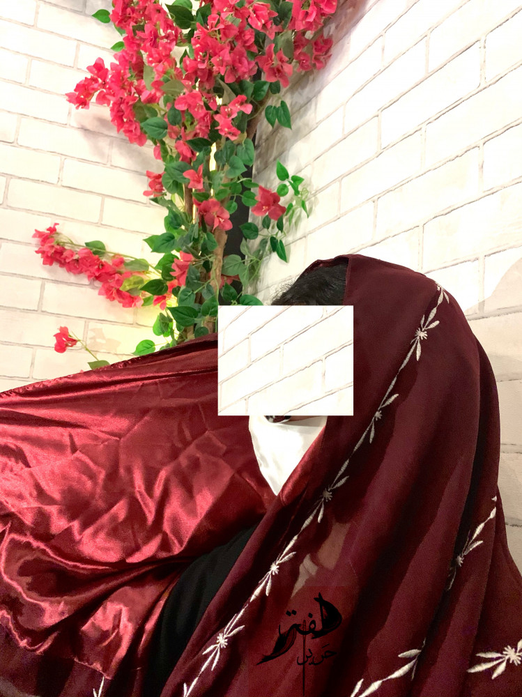 طرحة لون عنابي تطريز ابيض (مبطنه )