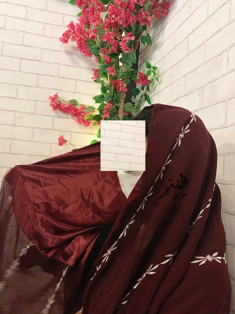 طرحة لون عنابي تطريز ابيض (مبطنه )