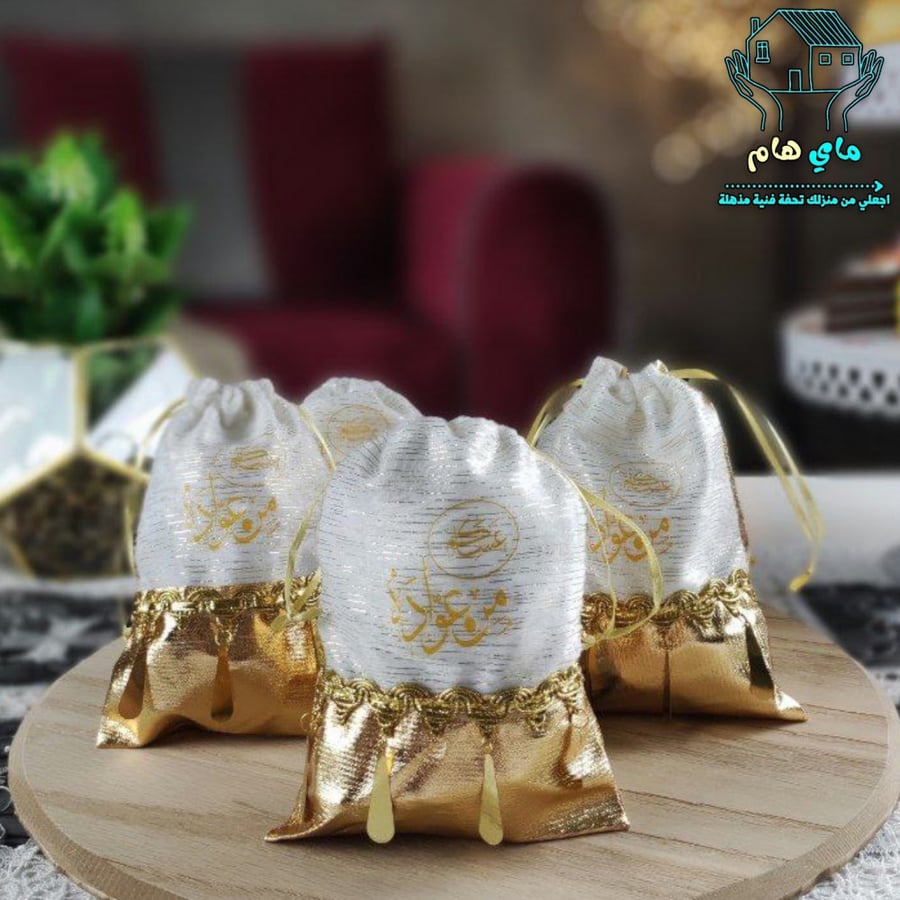 درزن أكياس هدايا مصنوعه من القماش بتصميم العيد المميز مقاس 18*13 سم