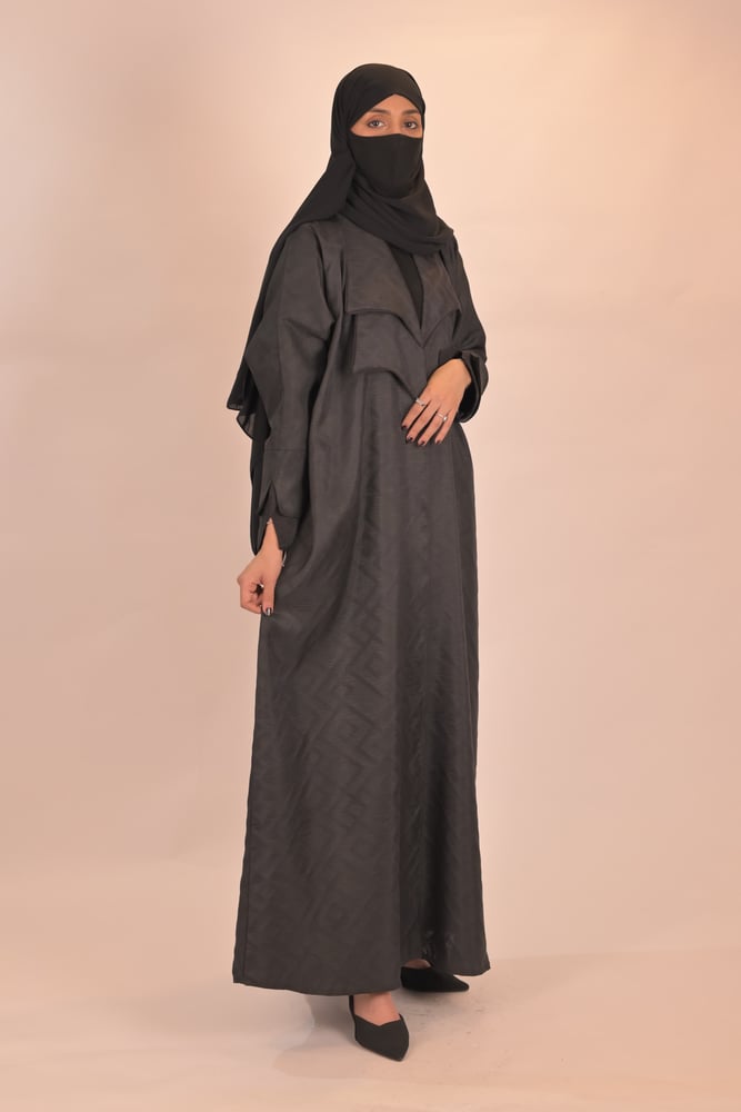 عبايه  سوداء بنقش معينات مع ياقه واكمام متعدده ومميزه