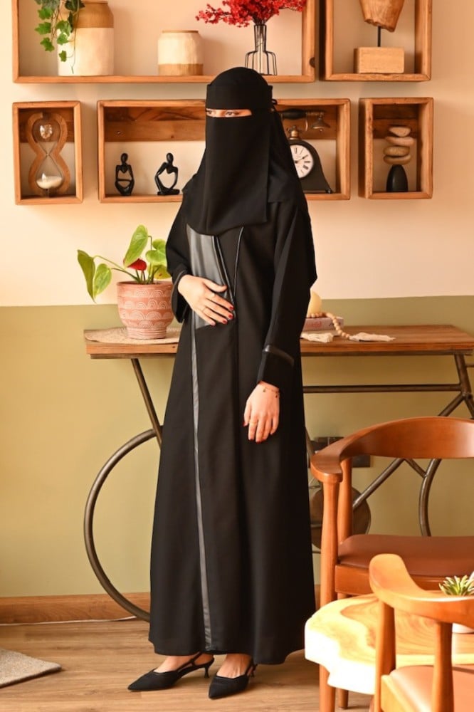 عبايه مع تدخيله لذر