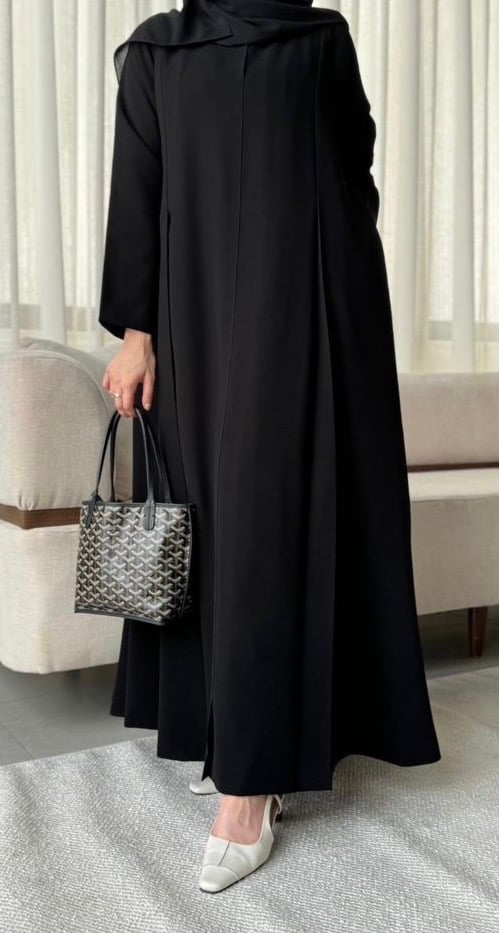 عبايه ساده  مع كسرات من الامام  وفتحه من الجانبين  9411