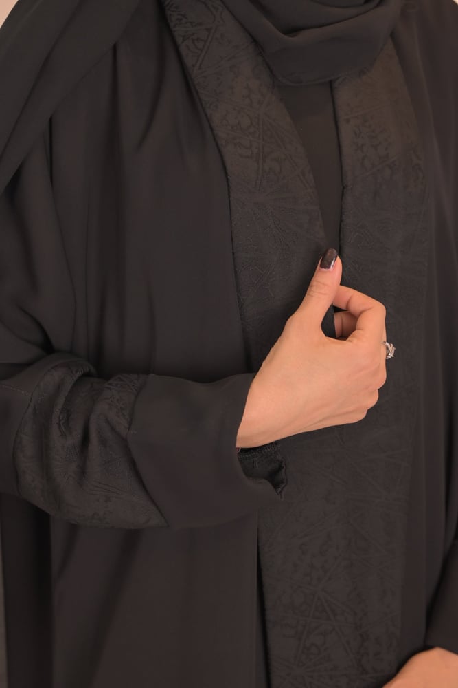 عبايه سودا مع قماش جاكار بنقشة المثلثات في الاكمام والامام