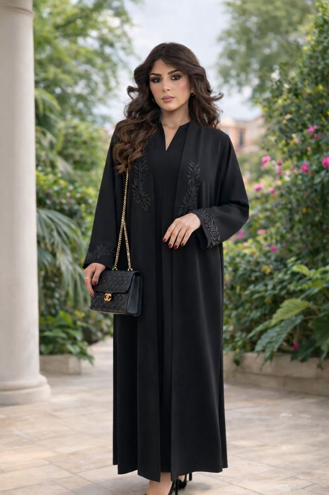 عبايه مطرزة بالاسود
