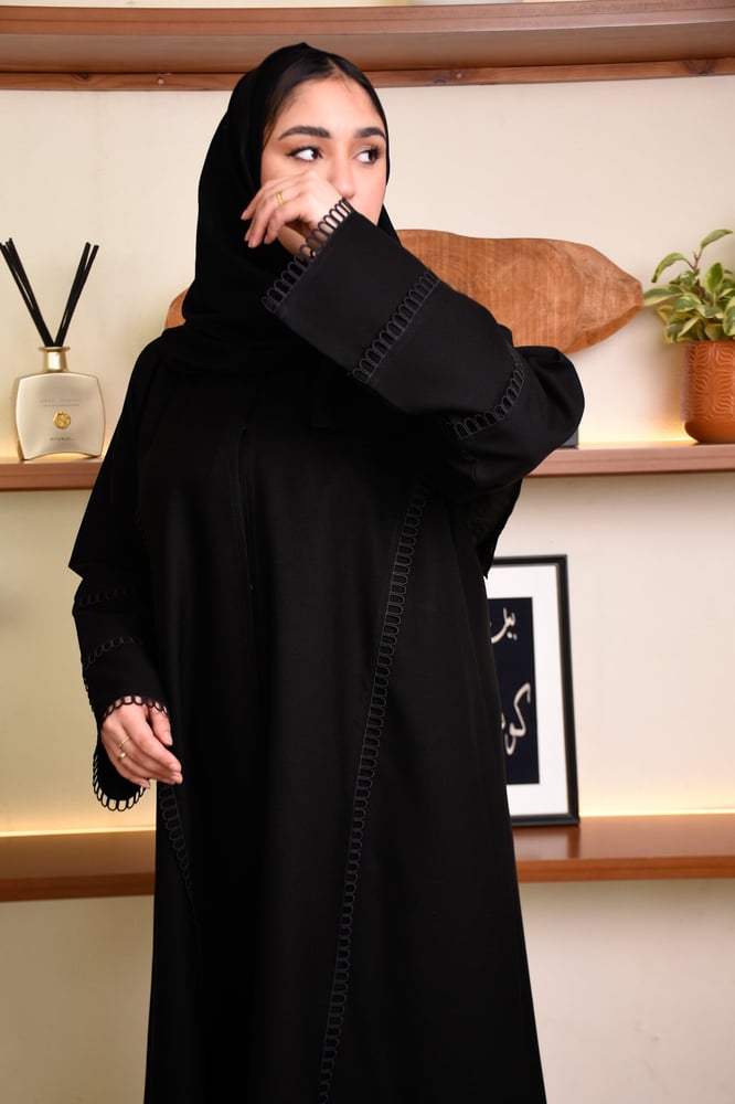 عبايه انيقه مزينه بخيوط القيطان