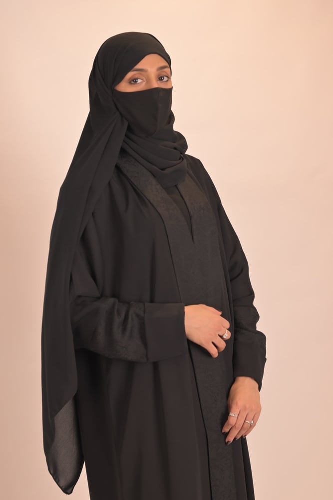 عبايه سودا مع قماش جاكار بنقشة المثلثات في الاكمام والامام
