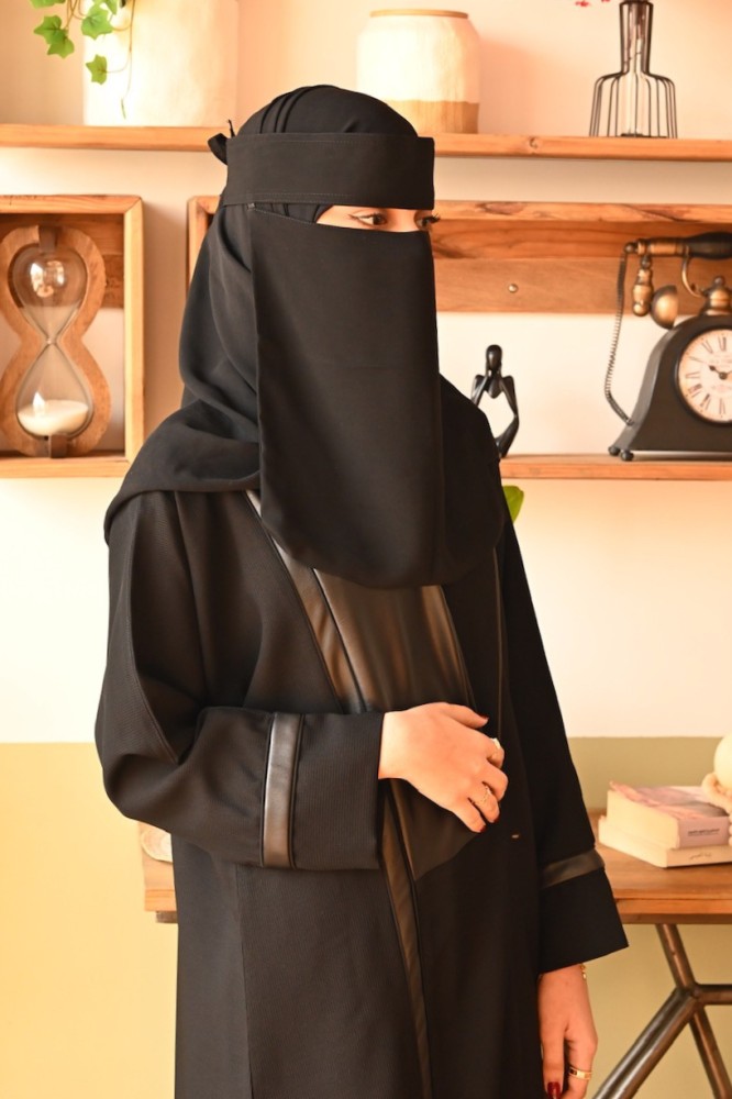 عبايه مع تدخيله لذر