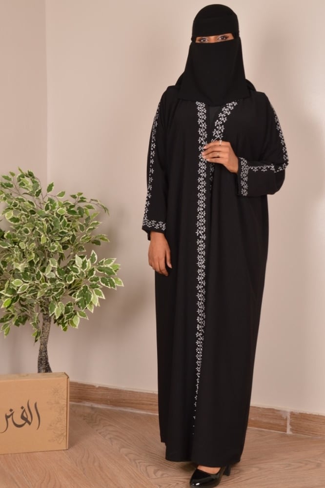 عباية سوداء بتفاصيل اللون الفضي الفريدة-0300