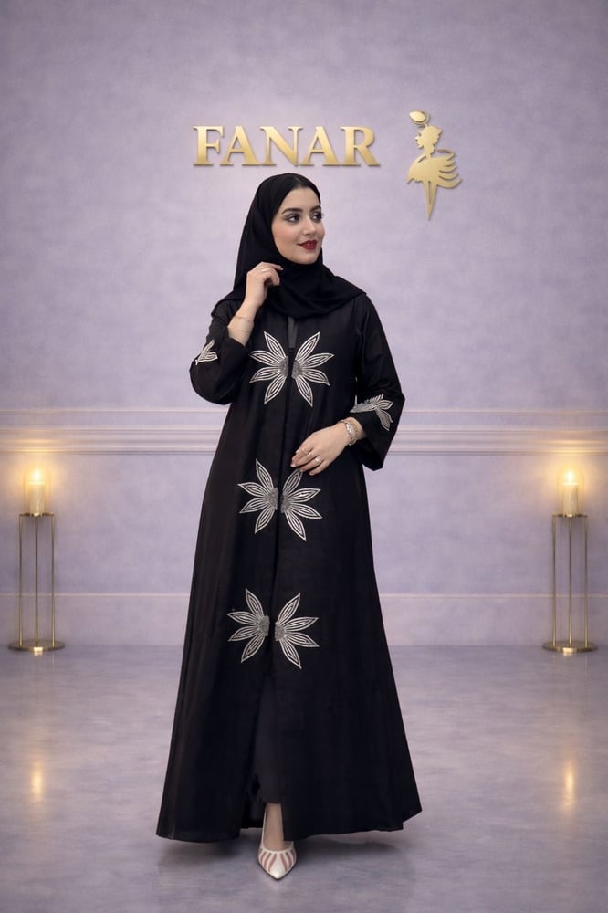 عبايه بتطريز ابيض