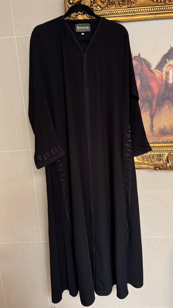 عبايه سوداء مع تطريز بالون الاسود