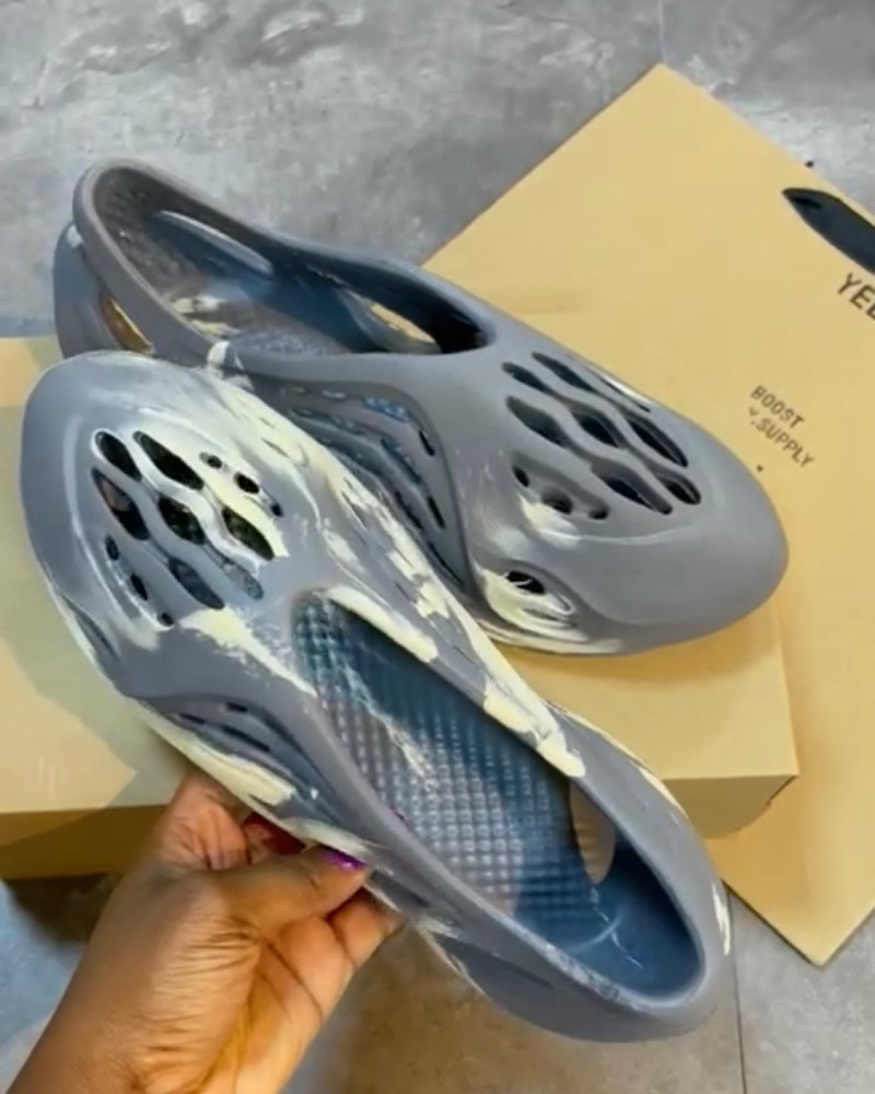 adidas YEEZY Foam RNNR “MXT Moon Grey” sneakers