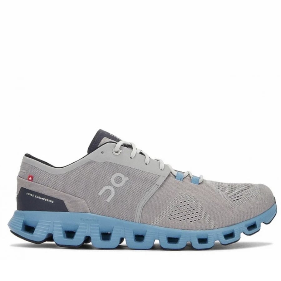 On cloud X trainers in grey and blue